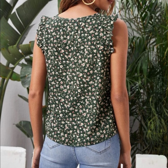 New Ruffle trim ditsy floral top - Picture 2 of 6